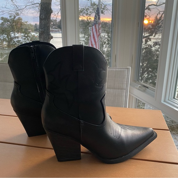 SO Shoes - SO Goods Tapanga short black western boots